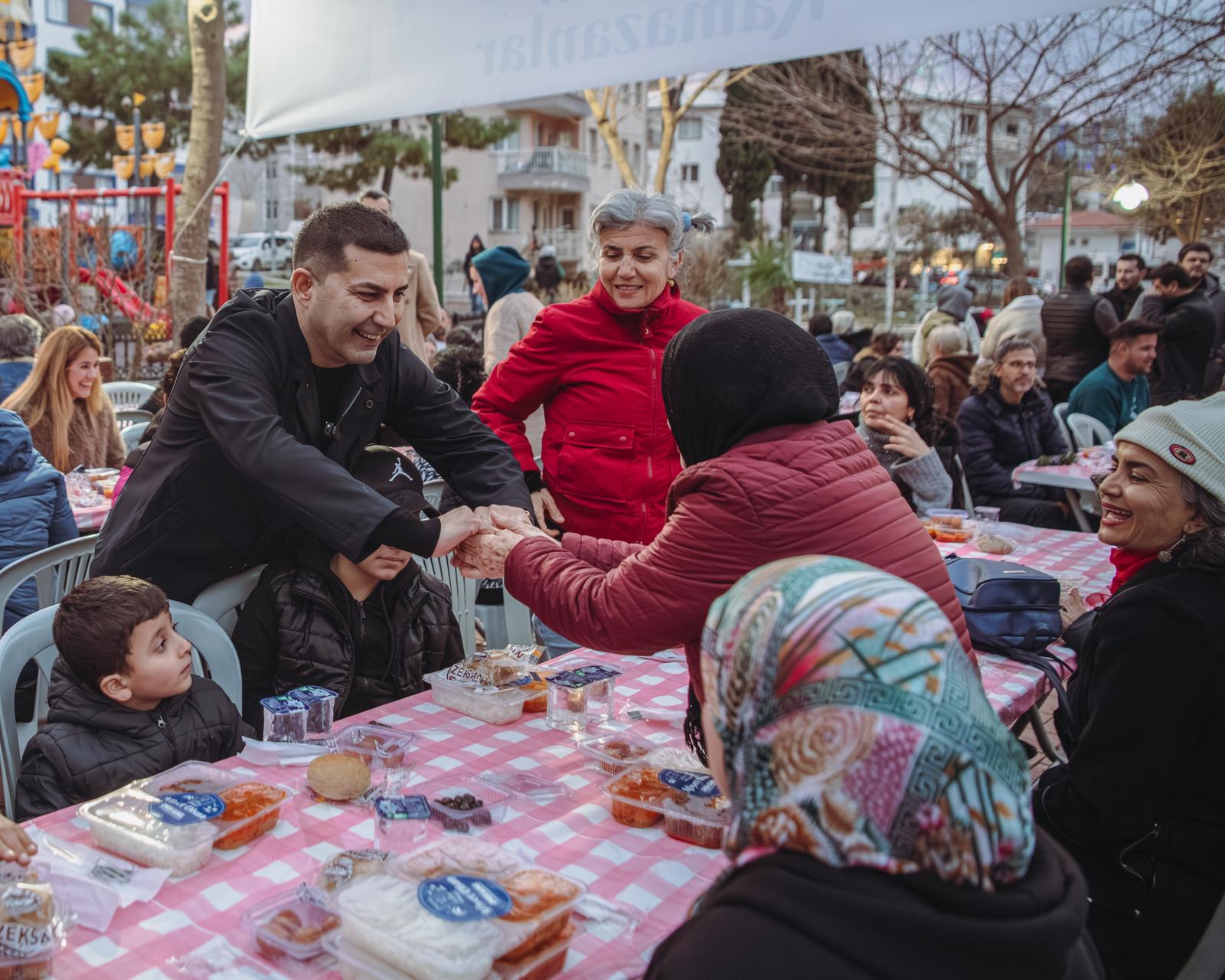 KUŞADASI BELEDİYESİ İFTAR GÜNLERİNİN İLKİ İKİÇEŞMELİK MAHALLESİ'NDE DÜZENLENDİ