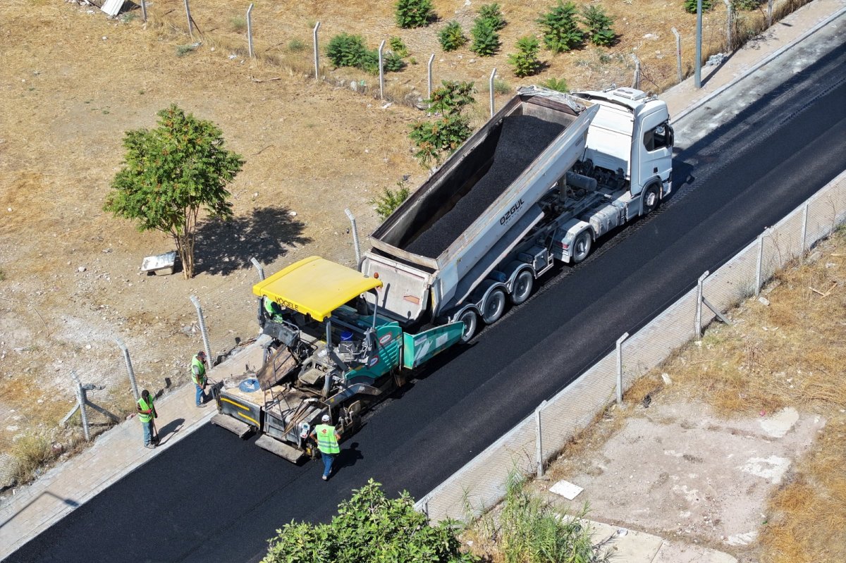 EFELER’DE ULAŞIM KONFORU ARTIYOR SICAK ASFALT ÇALIŞMALARI SÜRÜYOR..