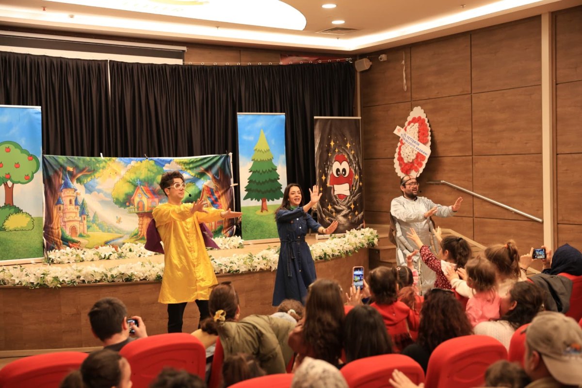 BAŞKAN YETİŞKİN ARA TATİLDE ÇOCUKLARI TİYATRO İLE BULUŞTURUYOR.