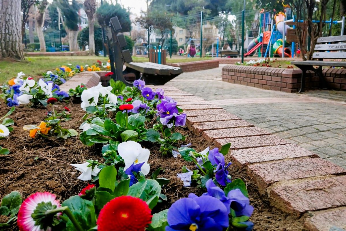 BAŞKAN YETİŞKİN'DEN EFELER'E RENK KATAN ÇALIŞMA.