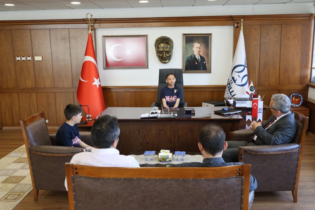 MİNİK BAŞKANLAR NAZİLLİ'DE GÖREV BAŞINA GEÇTİ.