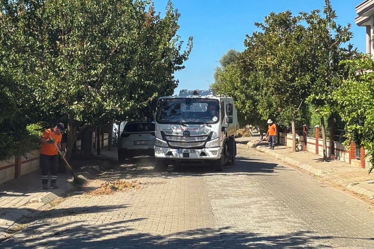 EFELER’DE TEMİZLİK MESAİSİ HIZ KESMEDEN SÜRÜYOR..