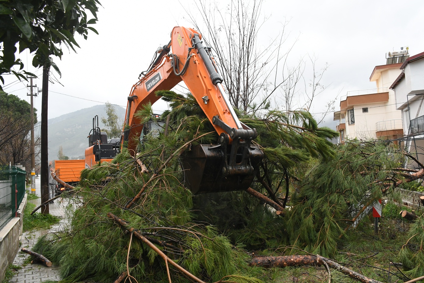KUŞADASI BELEDİYESİ EKİPLERİ OLASI BİR FACİANIN ÖNÜNE GEÇTİ...