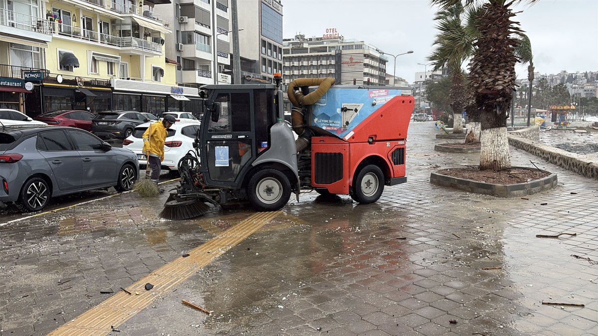 KUŞADASI BELEDİYESİ’NDEN SAĞANAK VE FIRTINA MESAİSİ