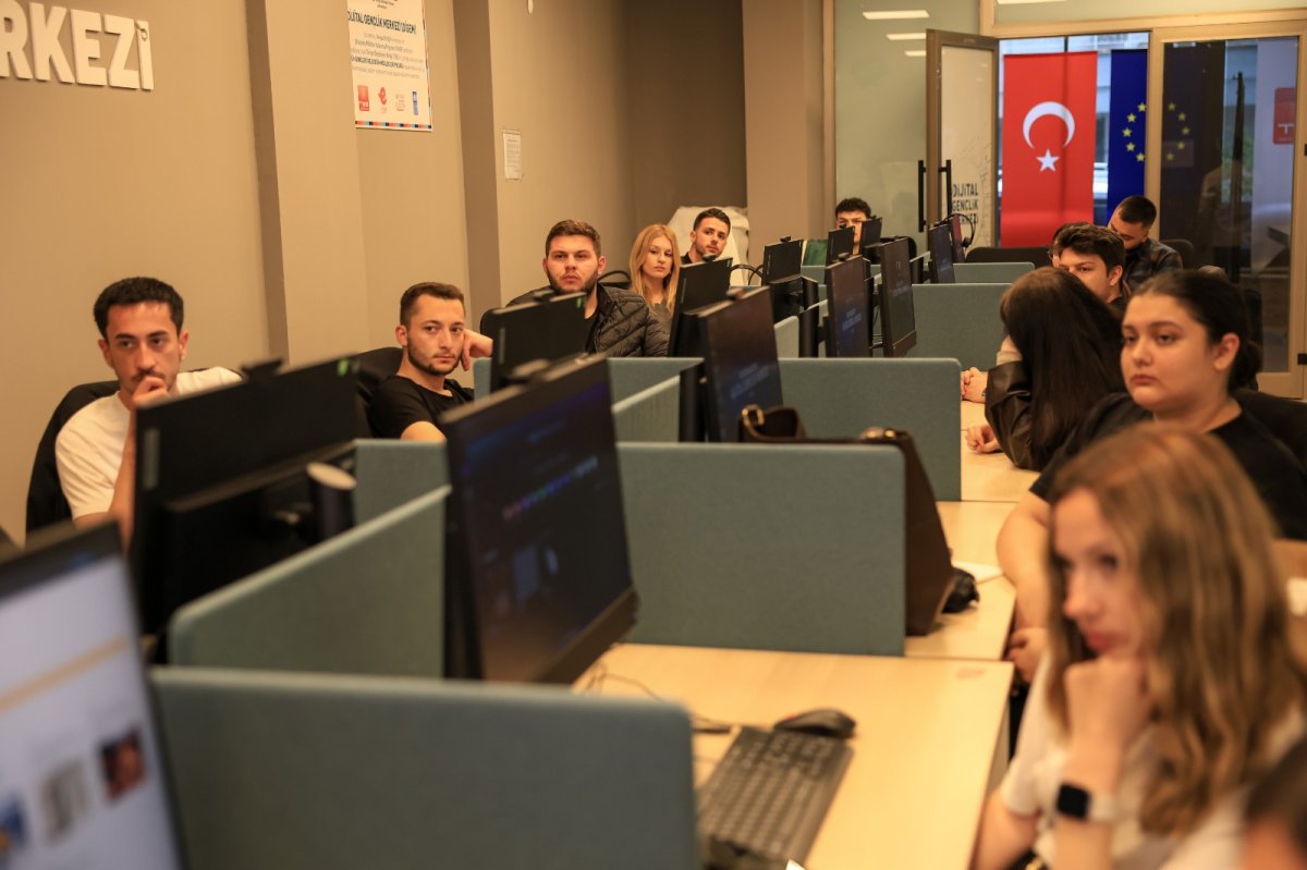 BAŞKAN YETİŞKİN, GENÇLERİ TEKNOLOJİ İLE BULUŞTURUYOR