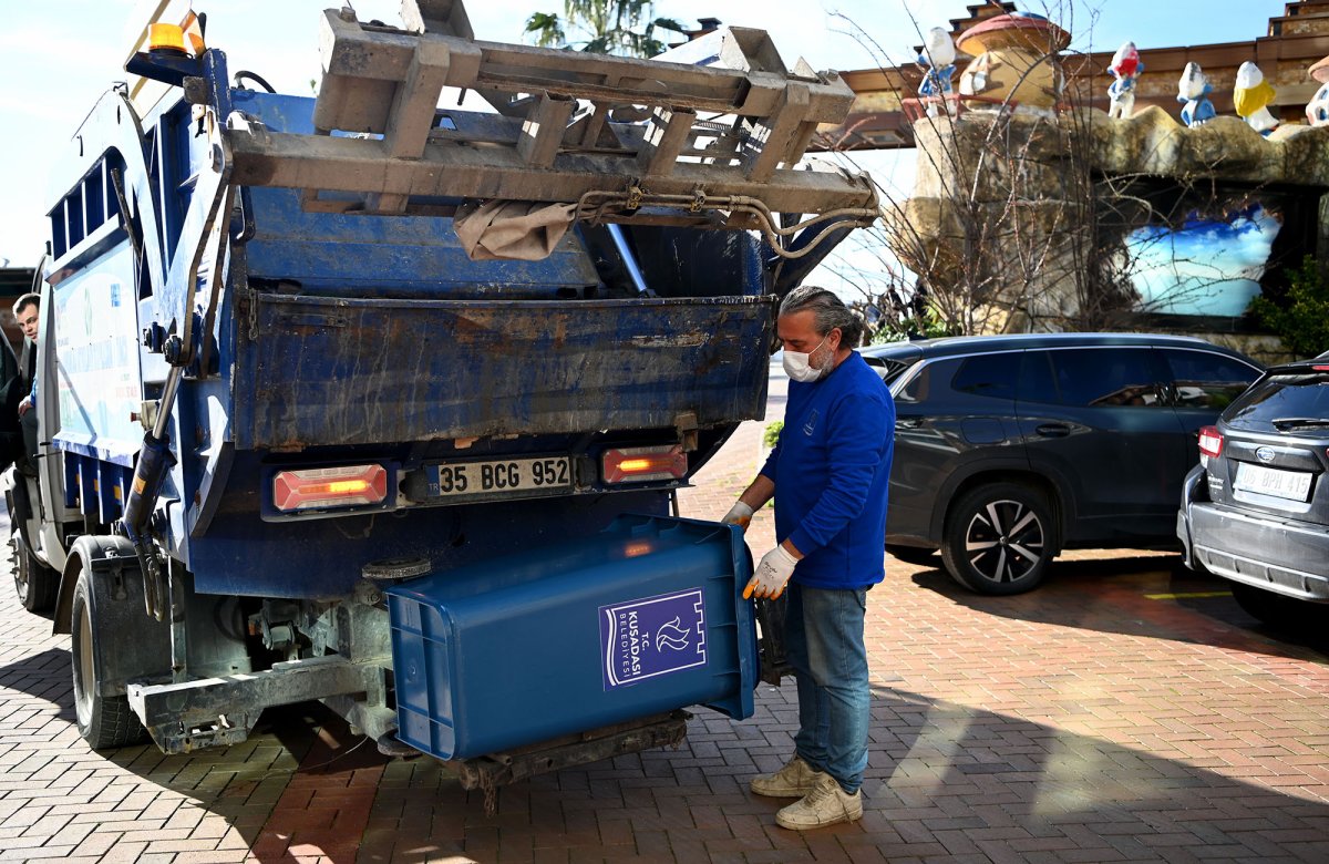 KUŞADASI’NDA EGE MAHALLESİ’NDEN İLK GERİ DÖNÜŞTÜRÜLEBİLİR ATIKLAR TOPLANDI