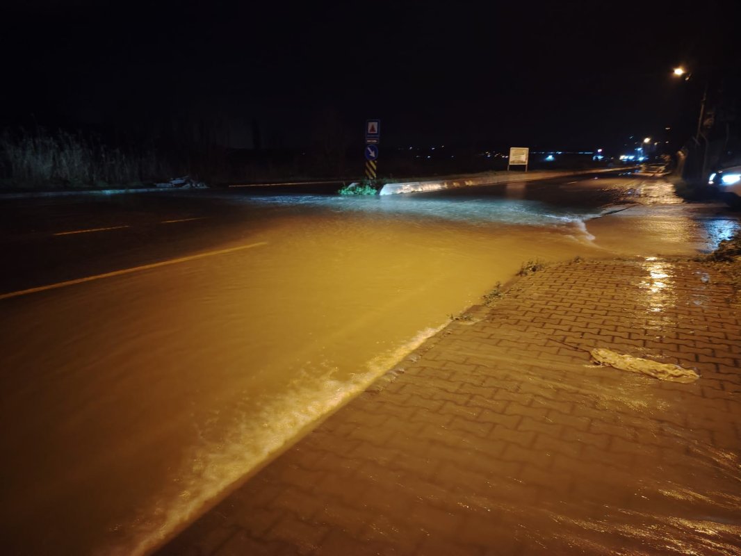 FIRTINA GERMENCİK' VURDU, İLÇE GÖLE DÖNDÜ.