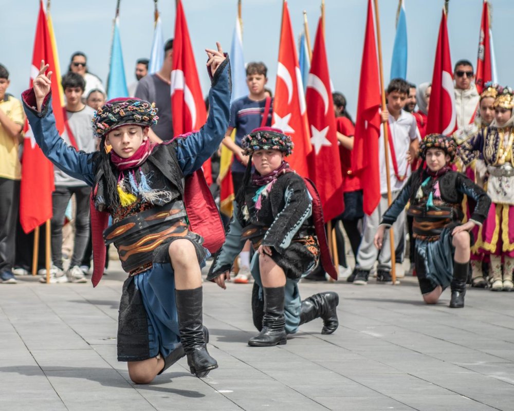 KUŞADASI’NDA 19 MAYIS BÜYÜK BİR COŞKUYLA KUTLANDI..