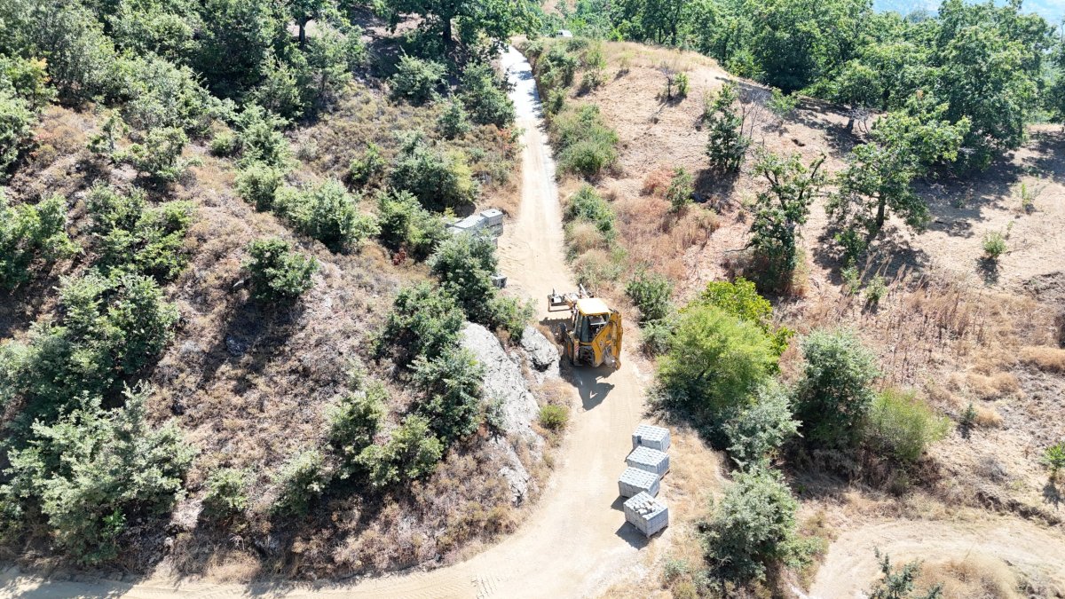 APAKLAR’DA TOPRAK YOL PARKEYLE BULUŞUYOR..