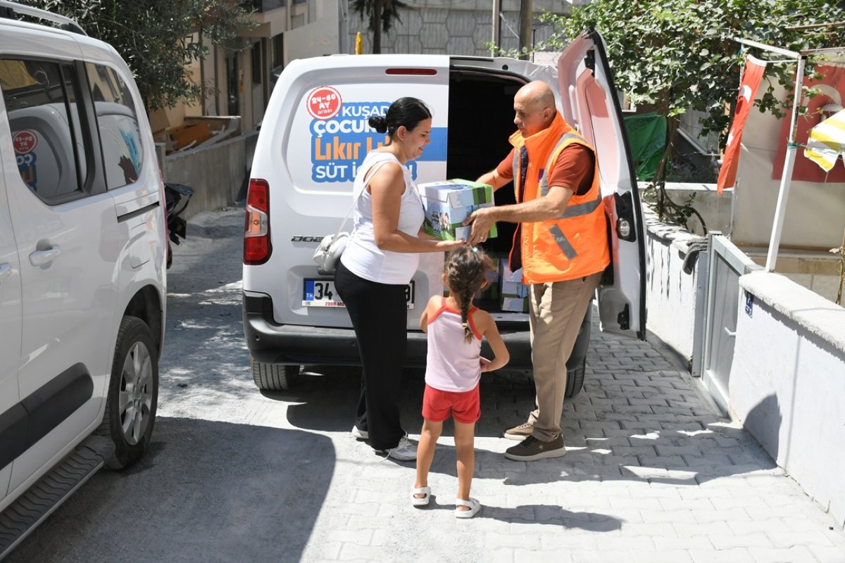 KUŞADASI’NDA ÇOCUKLAR LIKIR LIKIR SÜT İÇMEYE DEVAM EDİYOR..