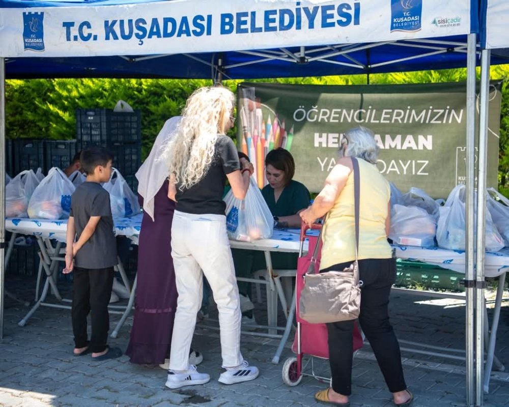 KUŞADASI BELEDİYESİ ÖĞRENCİLERE 122 BİN BESLENME PAKETİ ULAŞTIRDI