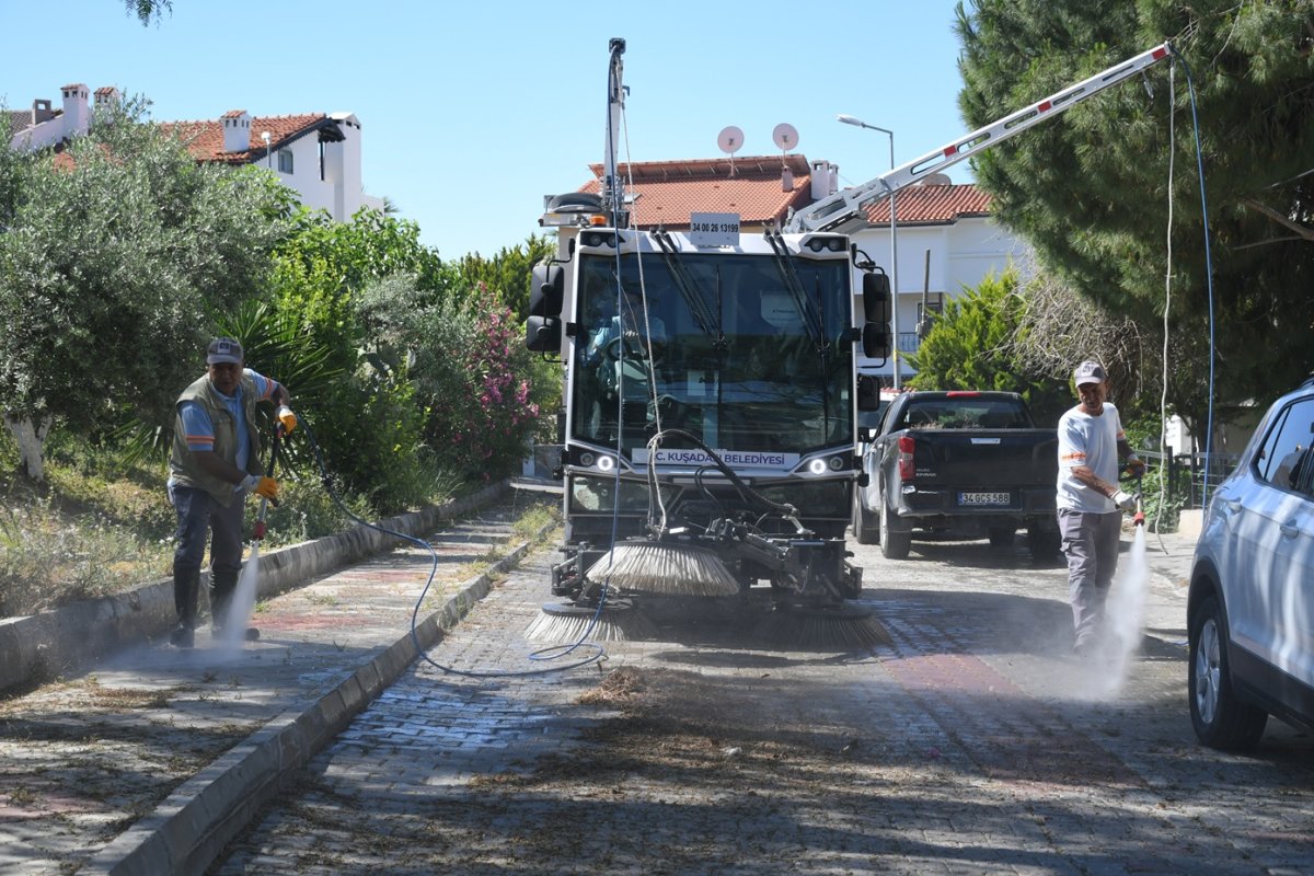 KUŞADASI'NDA TEMİZLİKTE YENİ DÖNEM: 'KÜÇÜK DEV' BUCHER İŞ BAŞINDA..