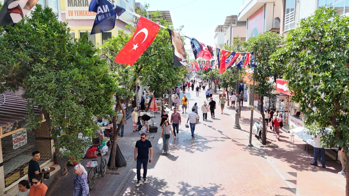 NAZİLLİ BELEDİYESİ ŞEHRİ TÜRK BAYRAKLARIYLA DONATIYOR..