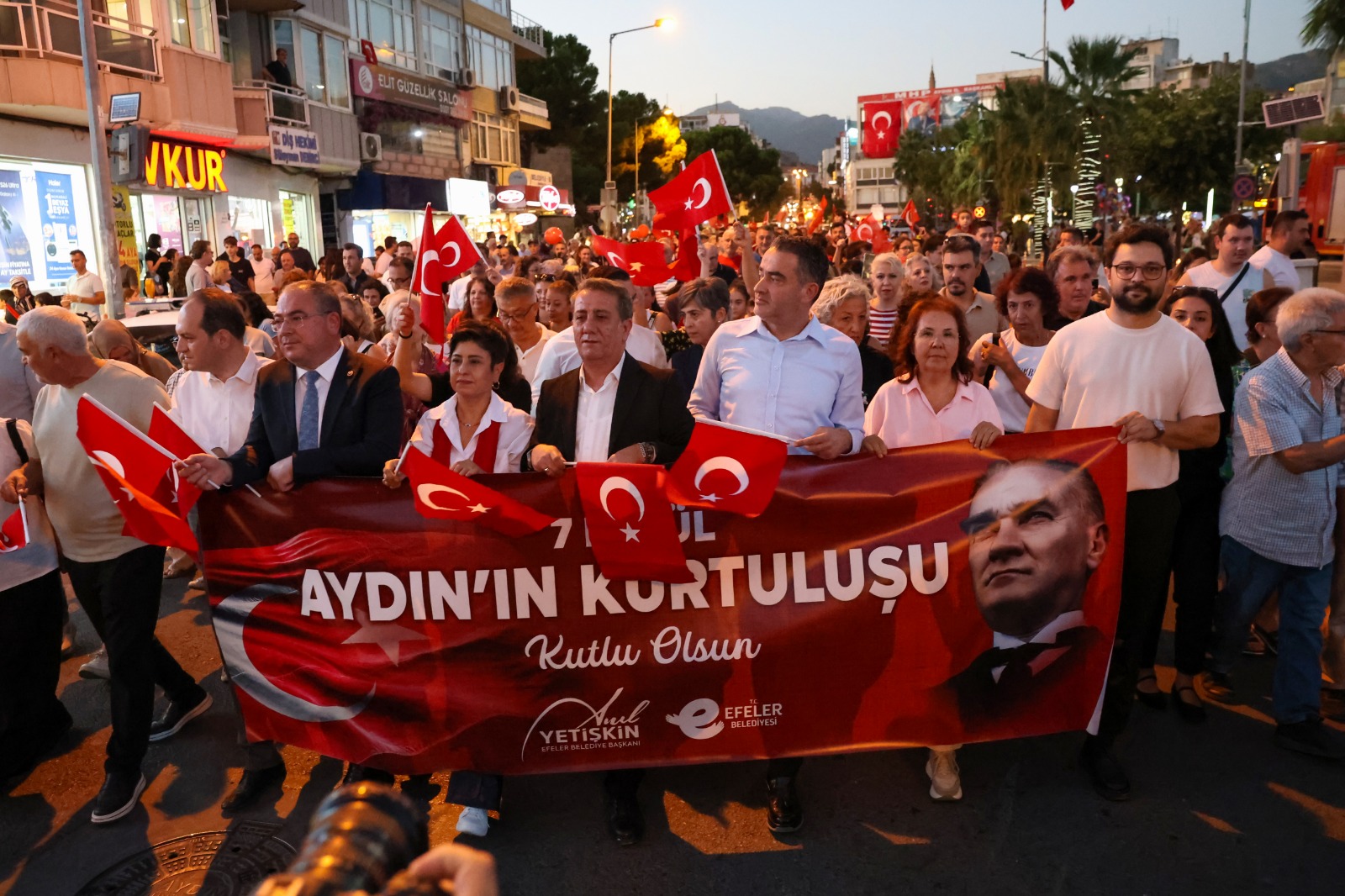 EFELER, KURTULUŞ GÜNÜN DE BAŞKAN YETİŞKİN İLE YÜRÜDÜ...