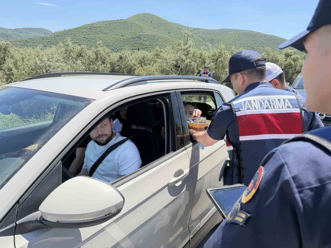 JANDARMA'DAN TRAFİK CEZASI YERİNE ÇİKOLATA...