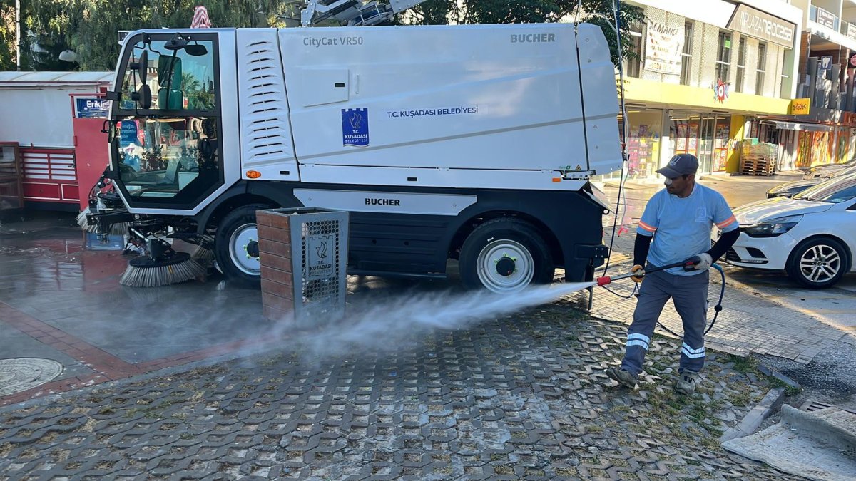 KUŞADASI’NDA BAYRAM TATİLİNDE 3 BİN 67 TON ÇÖP TOPLANDI..