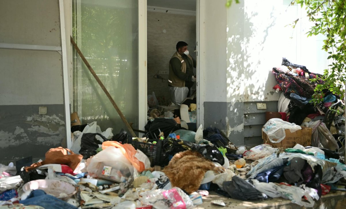 KUŞADASI'NDA  ÇÖP EV OPERASYONU..