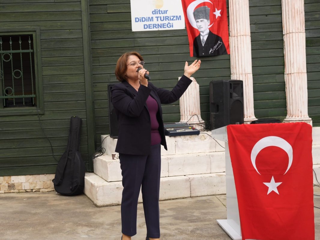 BAŞKAN GENÇAY ELEŞTİRİNCE AK PARTİLİLER ETKİNLİĞİ TERK ETTİ.