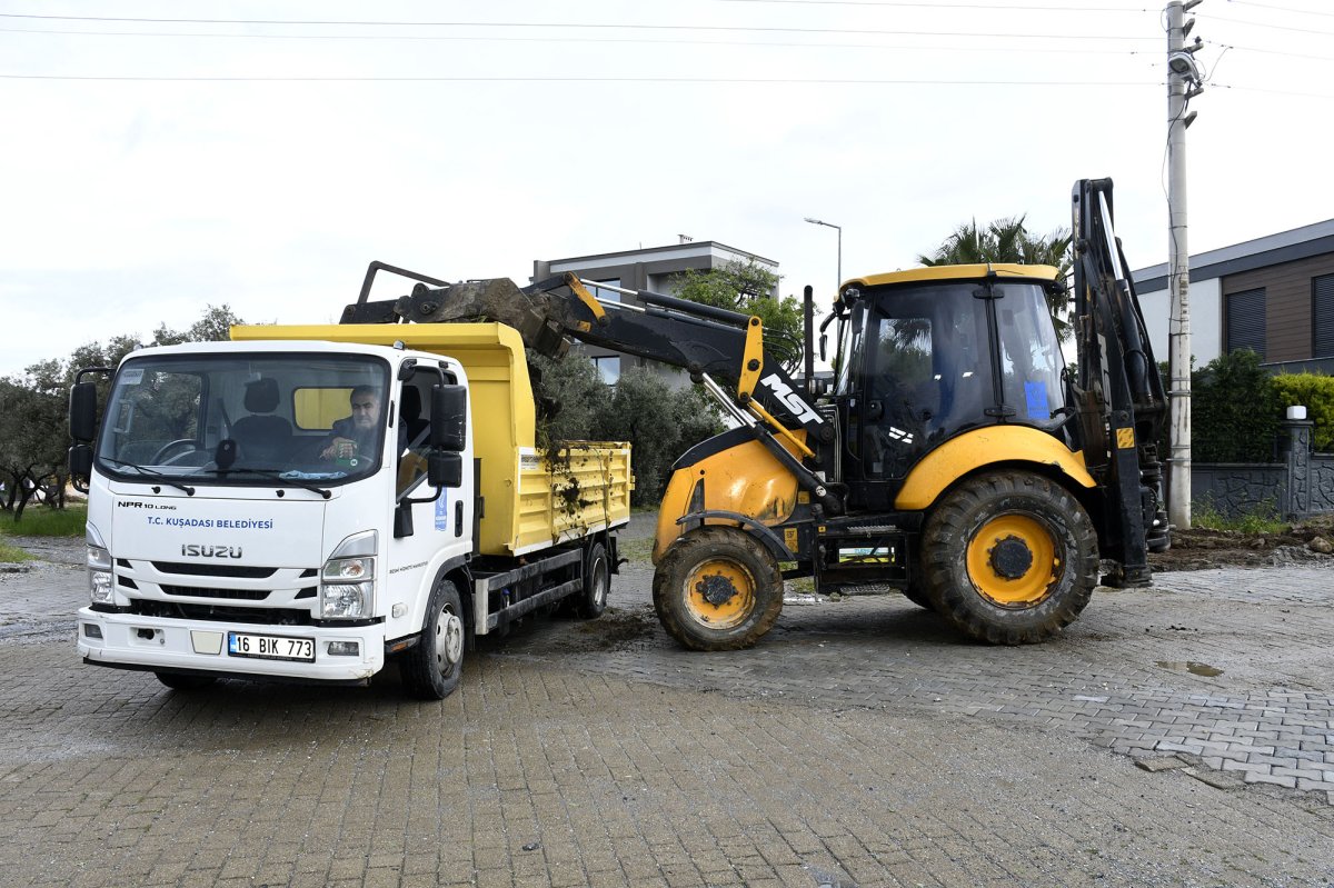KUŞADASI'NDA HİZMET ARALIKSIZ SÜRÜYOR