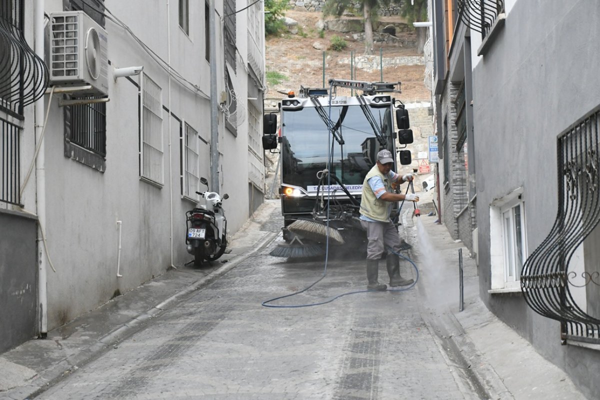 KUŞADASI'NDA KENT HİJYENİ MESAİSİ DURMUYOR..