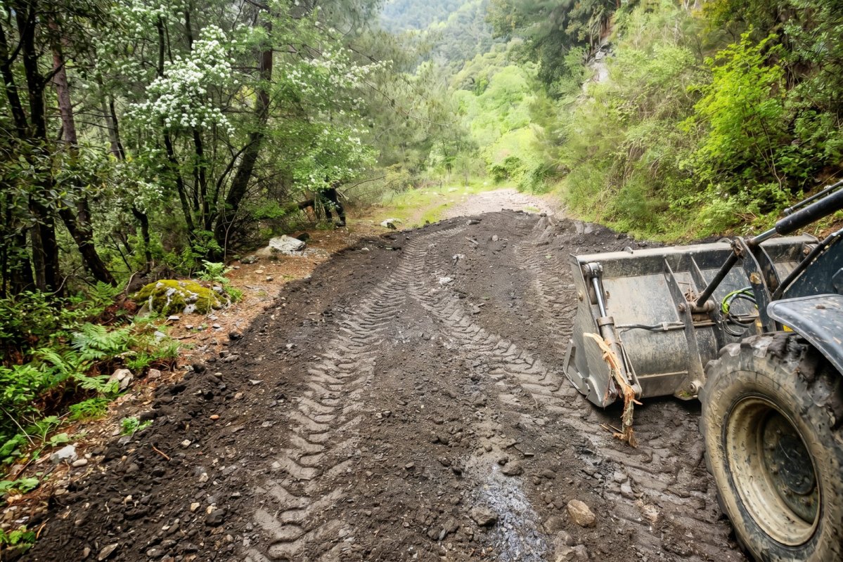 EFELER BELEDİYESİ'NDEN YOL BAKIM ÇALIŞMALARI. ÜRETİCİDEN BAŞKAN YETİŞKİN'E TEŞEKKÜR..
