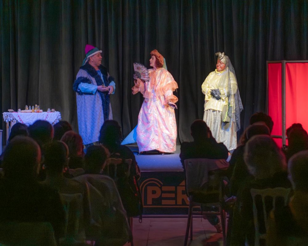 KUŞADASI TİYATRO GÜNLERİ’NDE KAHKAHA DOLU ANLAR YAŞANDI