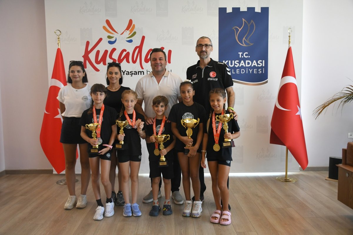 KUŞADASI’NIN GURURU MİNİK JİMNASTİKÇİLERDEN BAŞKAN VEKİLİNE ZİYARET..