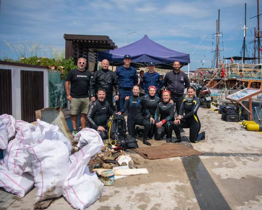 KUŞADASI'NDA 200 KİLOGRAM ATIK TOPLANDI