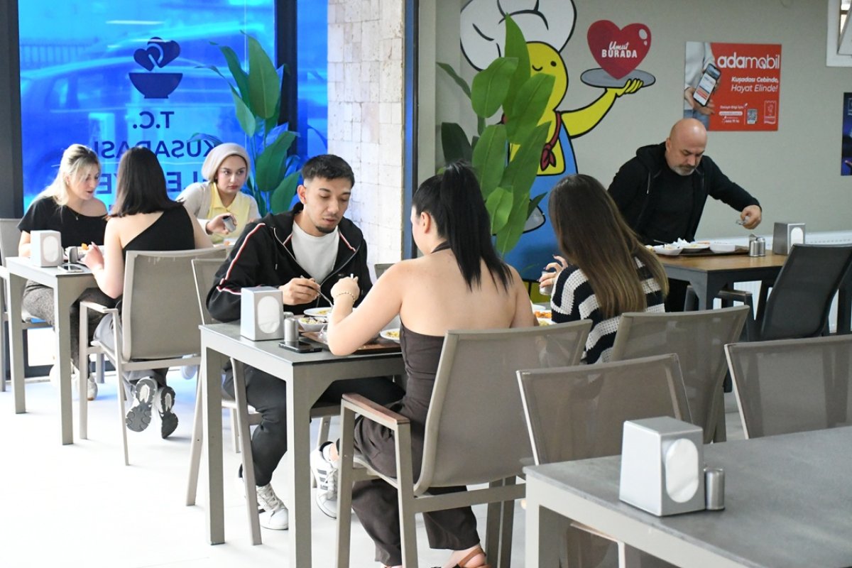 KUŞADASI'NDA DAYANIŞMANIN SOFRASI KENT LOKANTASI HER GÜN YÜZLERCE KİŞİYİ AĞIRLIYOR..