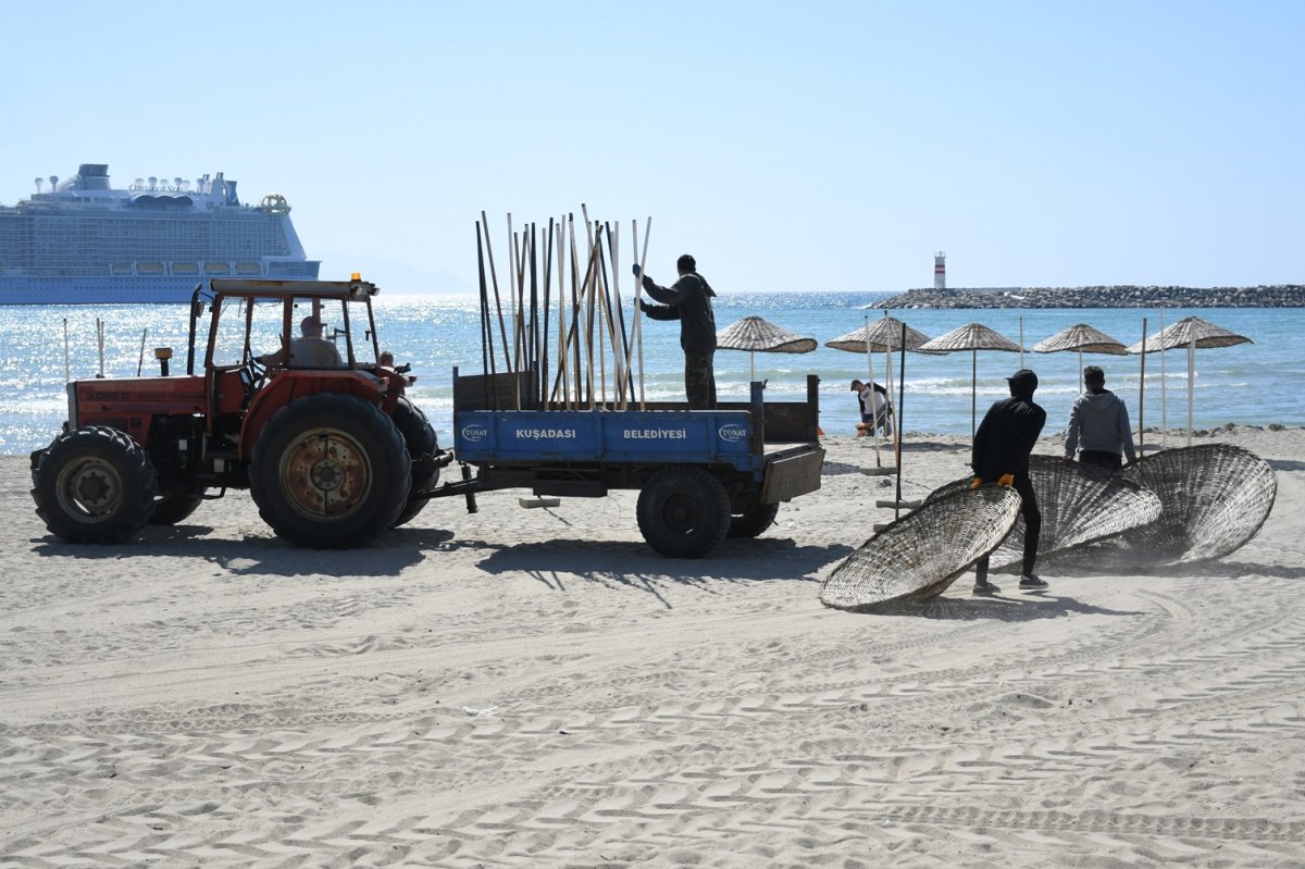 KUŞADASI PLAJLARINDA SEZON HAZIRLIĞI BAŞLADI