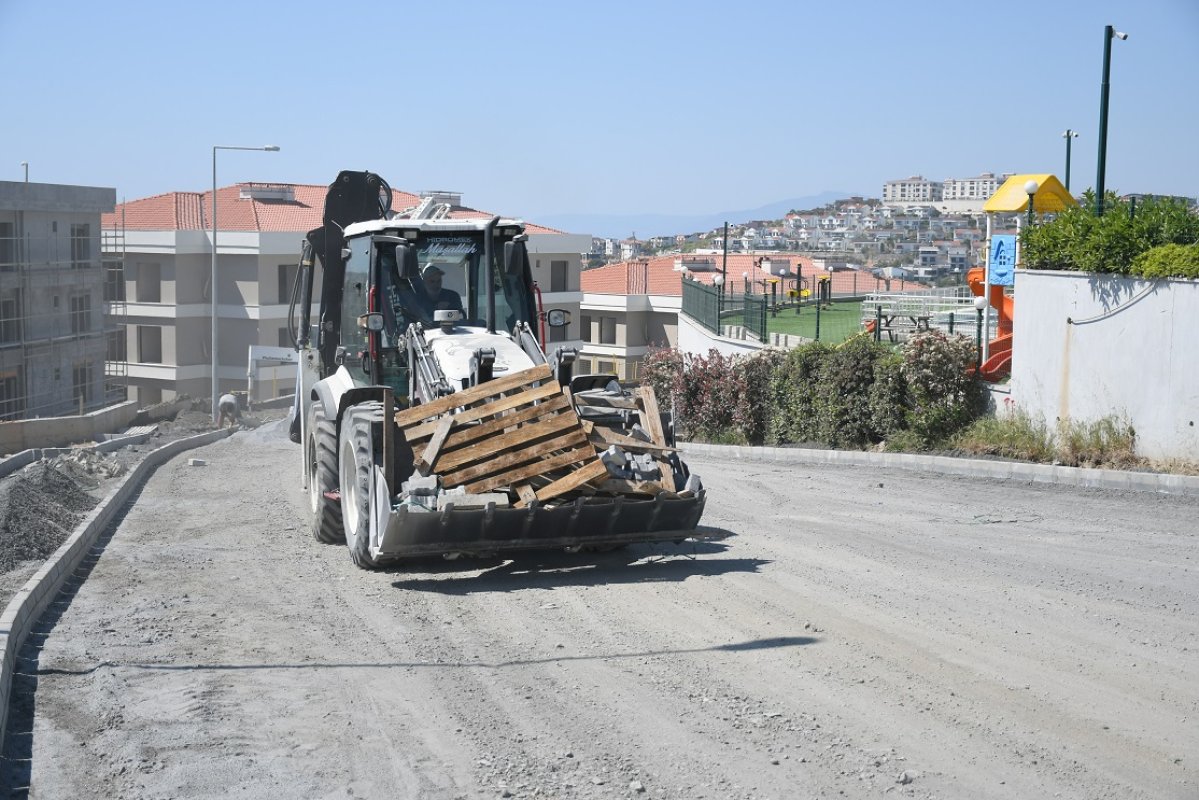 KUŞADASI BELEDİYESİ YOL ÇALIŞMALARI HIZ KESMİYOR