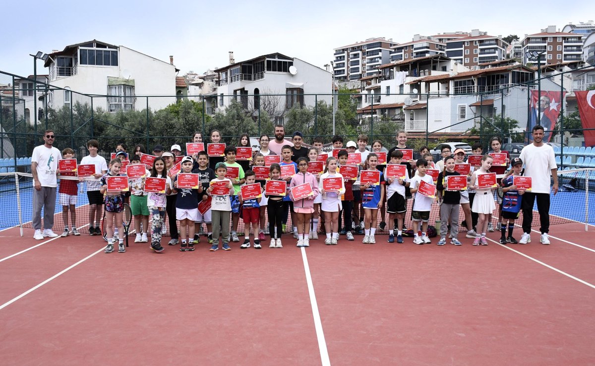 KUŞADASI'NDA MİNİK RAKETLERİN KIYASIYA MÜCADELESİ BAŞLADI