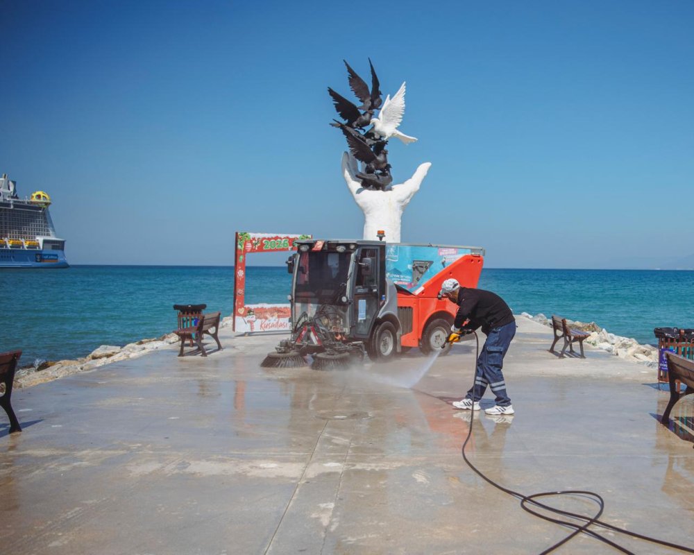 KUŞADASI BELEDİYESİ’NDEN SAHİL BANDINDA YOĞUN ÇALIŞMA