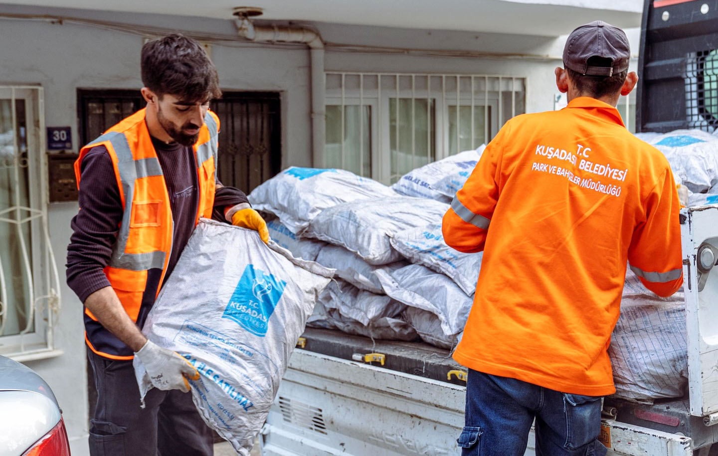 Kuşadası Belediyesi’nin yakacak yardımı başladı..