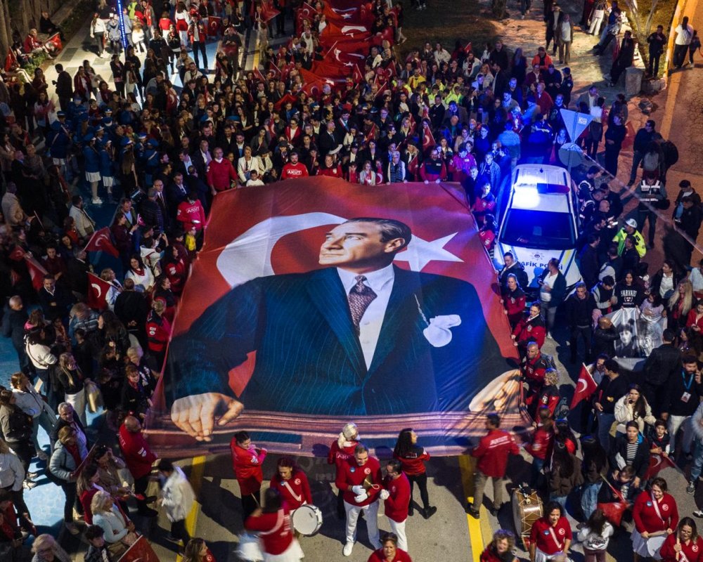 KUŞADASI 250 METRELİK TÜRK BAYRAĞI ALTINDA TEK YÜREK OLDU..
