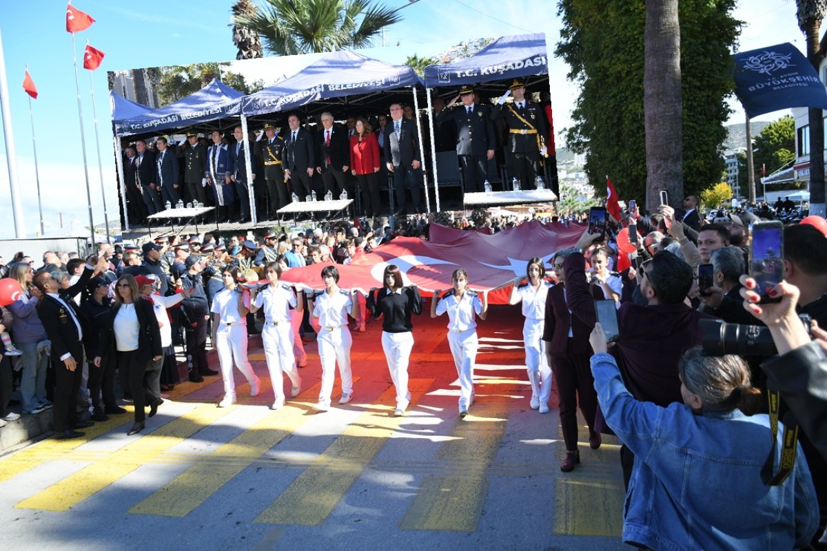 KUŞADASI’NDA CUMHURİYET COŞKUSU 103’ÜNCÜ YILINDA MEYDANLARA TAŞTI..