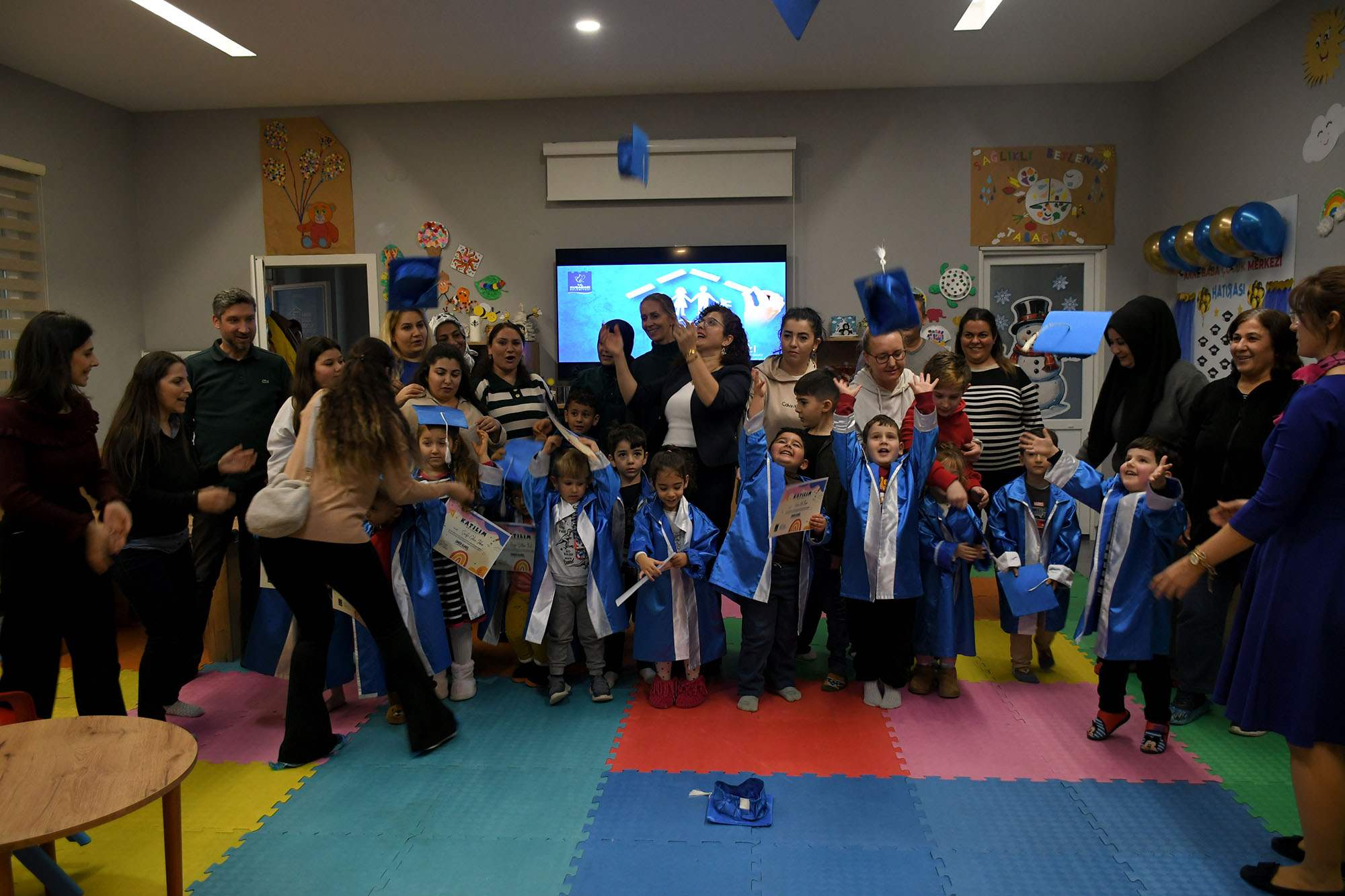 ANNE BABA ÇOCUK MERKEZİ’NDE 32. DÖNEM MEZUNİYET HEYECANI YAŞANDI