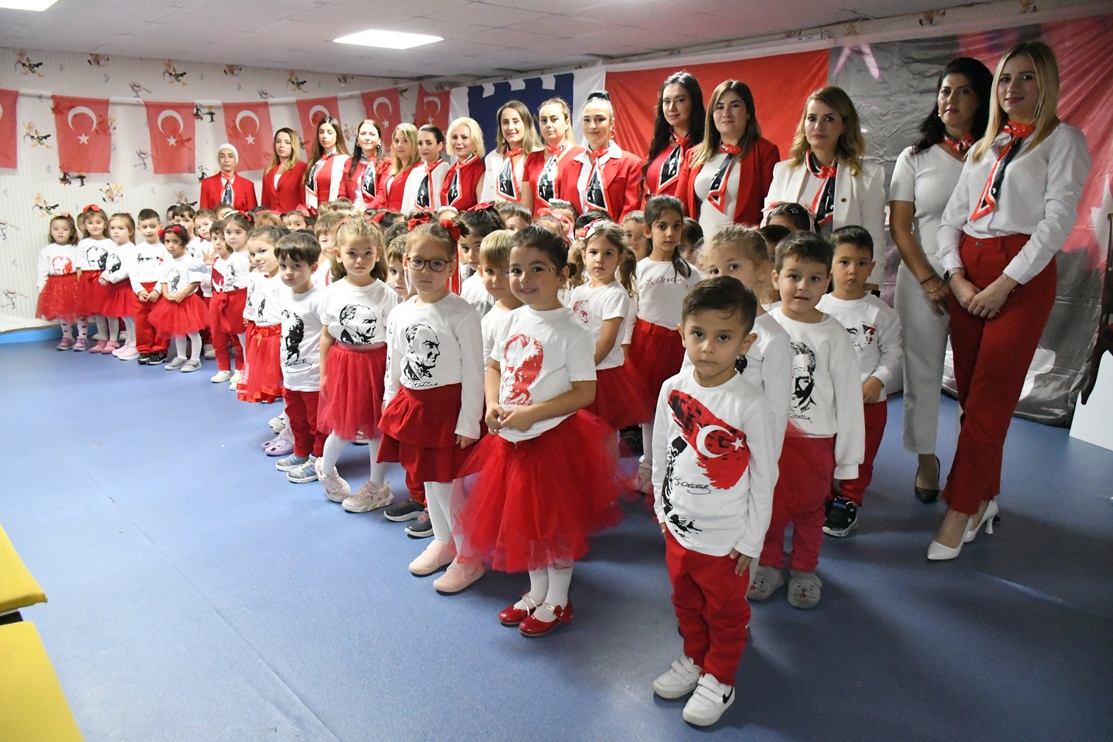KUŞADASI’NDA MİNİK KALPLER CUMHURİYET İÇİN ATTI..