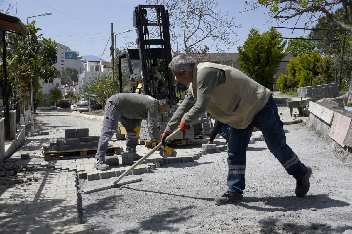 TURİZM SEZONU ÖNCESİ KUŞADASI BELEDİYESİ'NDEN YOL MESAİSİ.