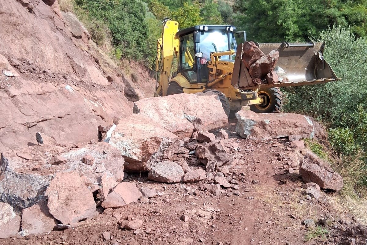 EFELER'DE KAPANAN YOLLARA HIZLI MÜDAHALE..