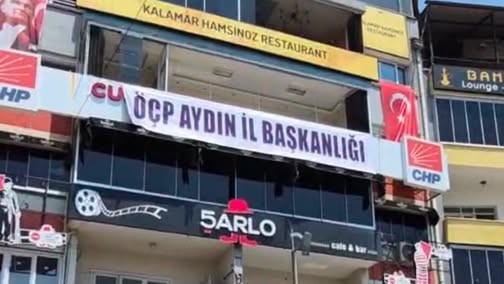 AYDIN CHP İL BAŞKANLIĞINA 'ÖÇP AYDIN İL BAŞKANLIĞI' PANKARTI ASILDI.