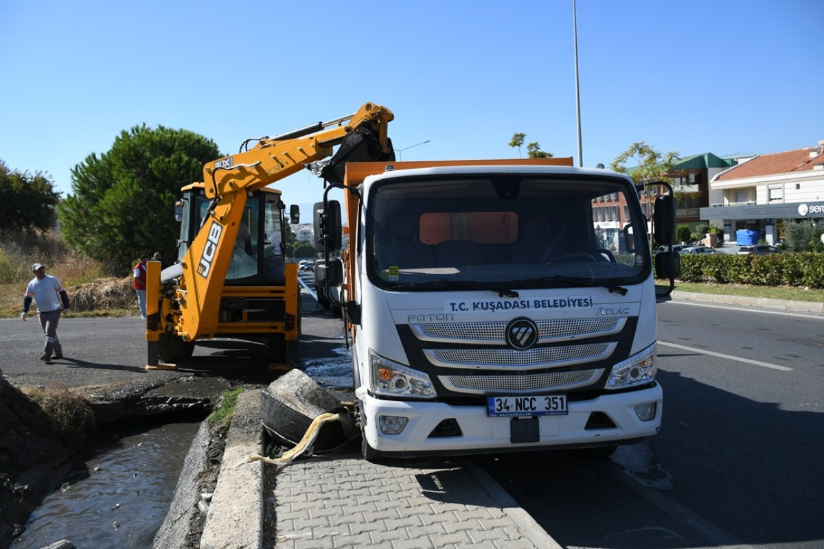 KUŞADASI BELEDİYESİ YAĞIŞ SEZONU ÖNCESİ ÇALIŞMALARINI YOĞUNLAŞTIRDI..