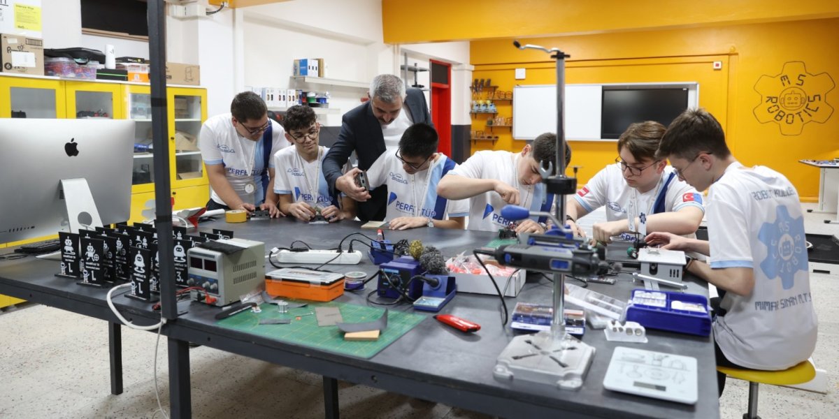 LİSE ÖĞRENCİLERİ ROBOT OLİMPİYATLARINDA DÜNYA ŞAMPİYONU OLDU.