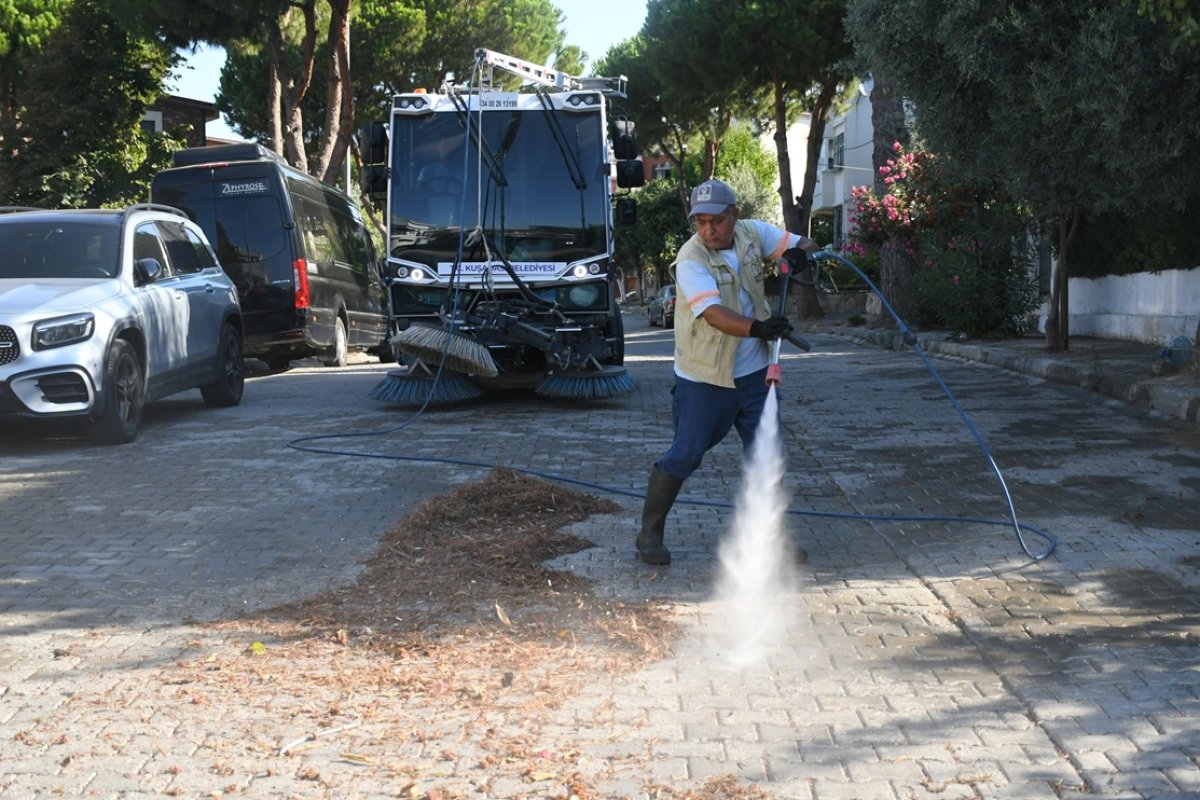 KUŞADASI BELEDİYESİ TEMİZLİK VE HİJYEN ÇALIŞMALARINA ARALIKSIZ DEVAM EDİYOR...
