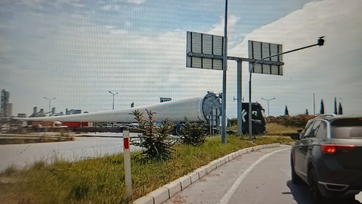 50 METRELİK RÜZGAR TÜRBİNLERİ SÖKE'DE TRAFİĞİ DURDURDU