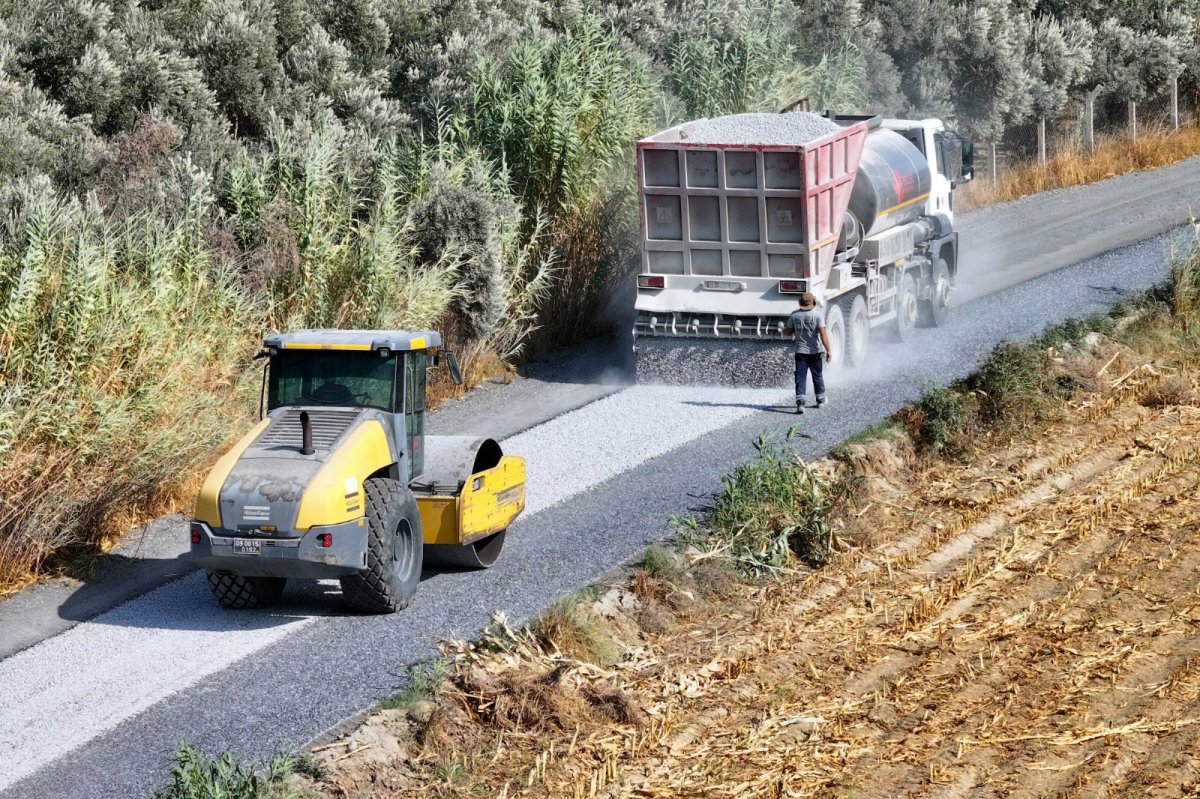 BAŞKAN YETİŞKİN’DEN ÜRETİCİLERİN YÜZÜNÜ GÜLDÜREN ASFALT ÇALIŞMASI..