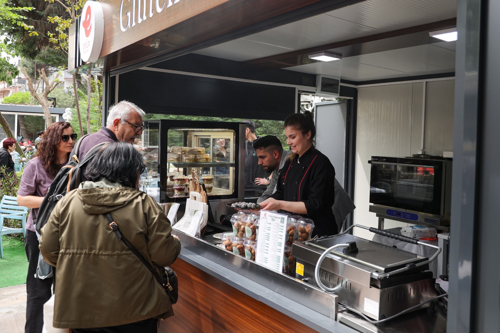 BAŞKAN ANIL YETİŞKİN SÖZÜNÜ TUTTU: MENDERES PARK’TA VEGAN KAFE DÖNEMİ YOĞUN İLGİYLE BAŞLADI