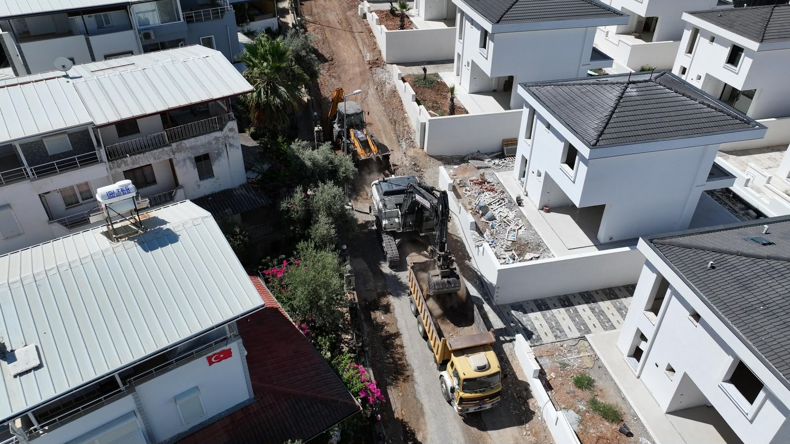 DİDİM BELEDİYESİ AKBÜK'TE YOL YAPIM ÇALIŞMALARINI GENİŞLETİYOR